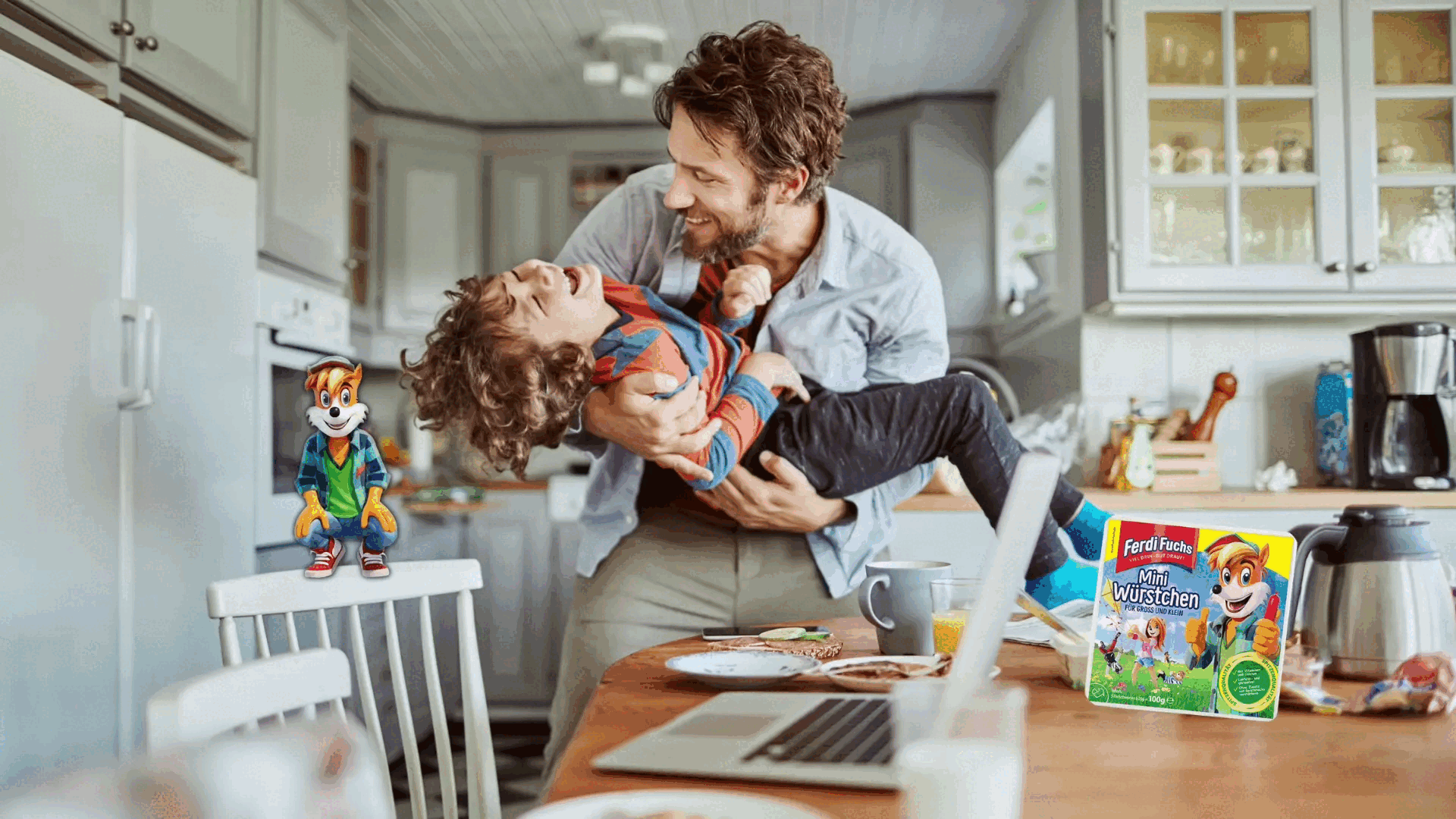 Vater spielt mit Kind in Küche, Ferdi Fuchs und Mini Würstchen auf dem Tisch